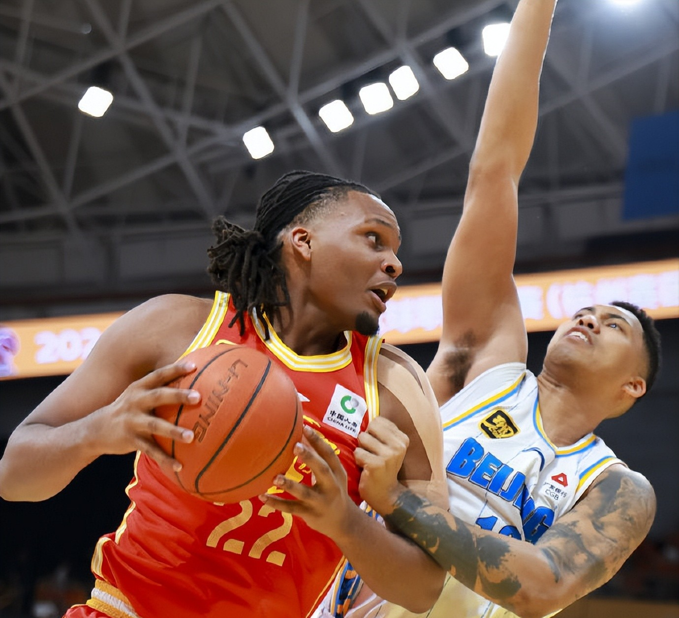 九游娱乐集结日北京首钢调整名单以备CBA季后赛，远射贴柱环节打磨，悬念犹存，身体对抗强度拉满的简单介绍